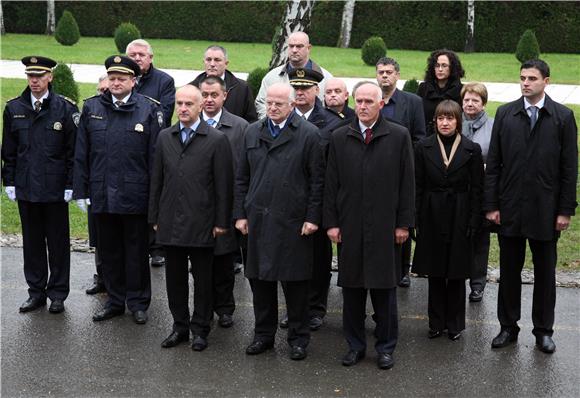 Zajedničke vijence predsjednika države, Sabora i Vlade položio predsjednik Sabora J. Leko                                                                                                                                                       