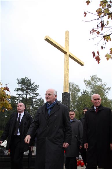 Zajedničke vijence predsjednika države, Sabora i Vlade položio predsjednik Sabora J. Leko                                                                                                                                                       