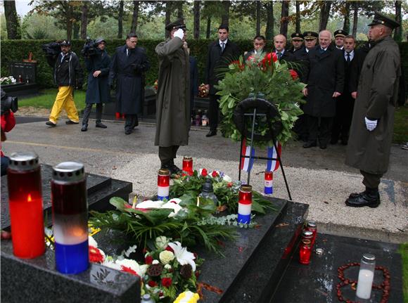 Zajedničke vijence predsjednika države, Sabora i Vlade položio predsjednik Sabora J. Leko                                                                                                                                                       