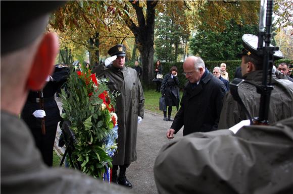 Zajedničke vijence predsjednika države, Sabora i Vlade položio predsjednik Sabora J. Leko                                                                                                                                                       