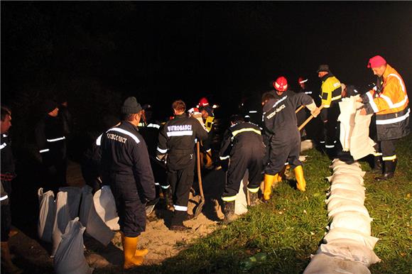 Na području Velike Gorice podignut zečji nasip; vodeni val između 16 i 17 sati                                                                                                                                                                  