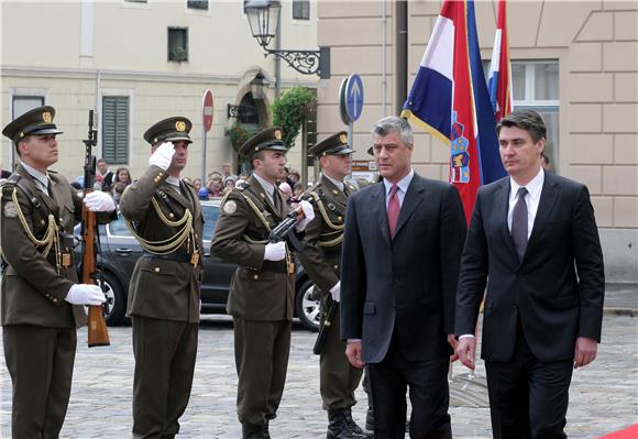 Premijer Milanović s Hašimom Tačijem                                                                                                                                                                                                            