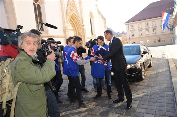 Mladež HDZ-a donijela Milanoviću dres hrvatske nogometne reprezentacije                                                                                                                                                                         