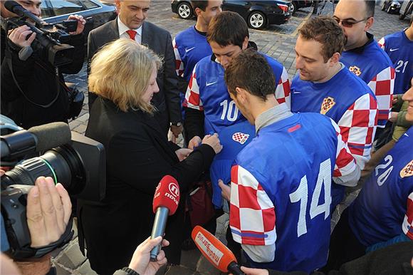 Mladež HDZ-a donijela Milanoviću dres hrvatske nogometne reprezentacije                                                                                                                                                                         