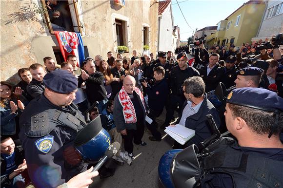 Deložirana zadarska obitelj Vukić, 21 privedeni                                                                                                                                                                                                 