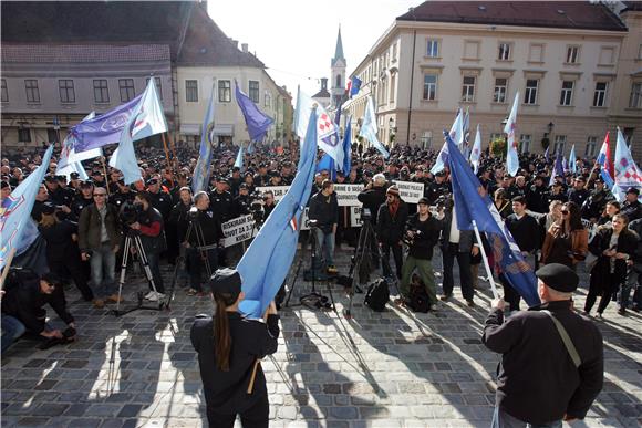 Prosvjed policajaca zbog odgode primjene odredbe o otpremninama na Markovom trgu                                                                                                                                                                