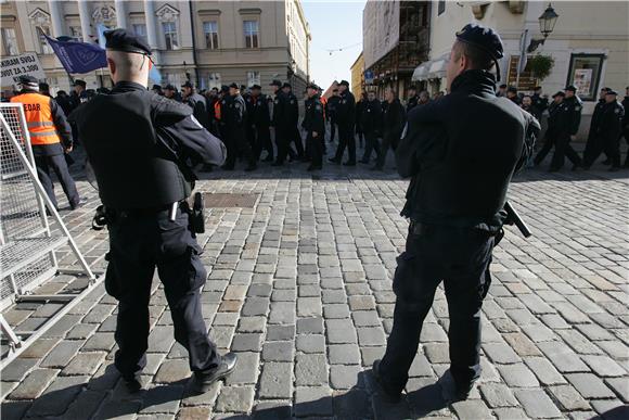 Prosvjed policajaca zbog odgode primjene odredbe o otpremninama na Markovom trgu                                                                                                                                                                