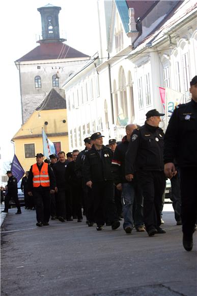 Prosvjed policajaca zbog odgode primjene odredbe o otpremninama na Markovom trgu                                                                                                                                                                