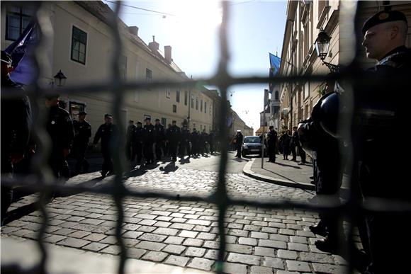 Prosvjed policajaca zbog odgode primjene odredbe o otpremninama na Markovom trgu                                                                                                                                                                