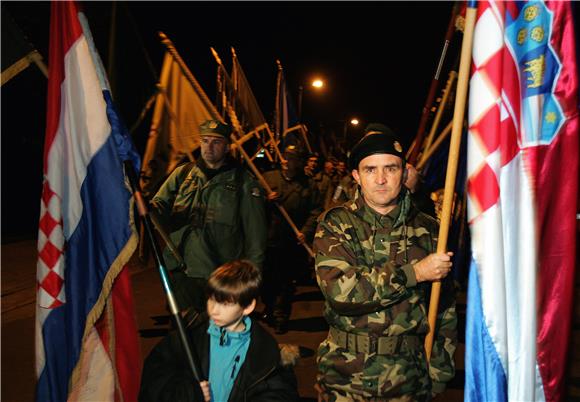 Branitelji u procesiji krenuli na bdijenje i misu za hrvatske generale                                                                                                                                                                          