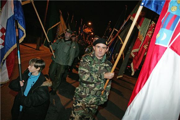 Branitelji u procesiji krenuli na bdijenje i misu za hrvatske generale                                                                                                                                                                          