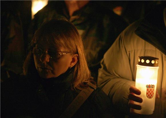 Branitelji u procesiji krenuli na bdijenje i misu za hrvatske generale                                                                                                                                                                          