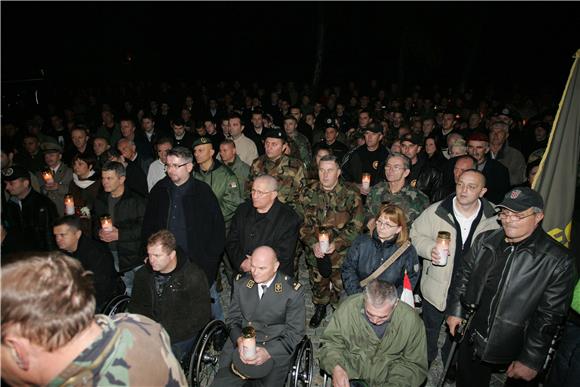 Branitelji u procesiji krenuli na bdijenje i misu za hrvatske generale                                                                                                                                                                          