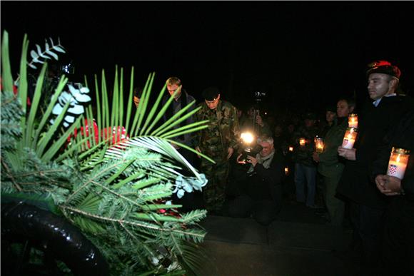 Branitelji u procesiji krenuli na bdijenje i misu za hrvatske generale                                                                                                                                                                          