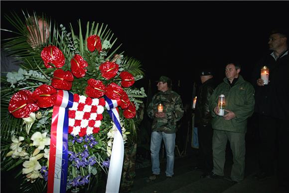 Branitelji u procesiji krenuli na bdijenje i misu za hrvatske generale                                                                                                                                                                          