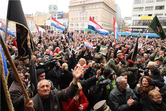 Oduševljenje na Trg bana Jelačića nakon oslobađajuće presude generalima                                                                                                                                                                         