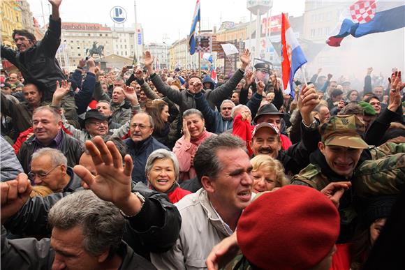 Oduševljenje na Trg bana Jelačića nakon oslobađajuće presude generalima                                                                                                                                                                         