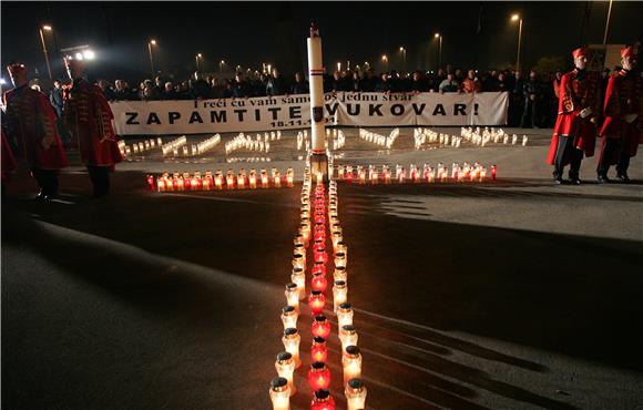 Svijeće u Vukovarskoj ulici dan uoči obljetnice okupacije Vukova                                                                                                                                                                                