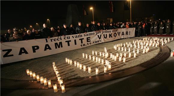 Svijeće u Vukovarskoj ulici dan uoči obljetnice okupacije Vukovara                                                                                                                                                                              