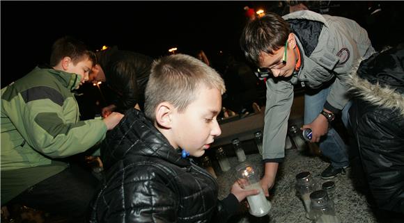 Svijeće u Vukovarskoj ulici dan uoči obljetnice okupacije Vukovara                                                                                                                                                                              