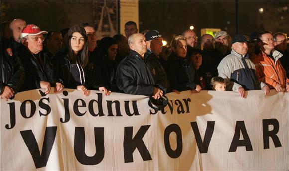 Svijeće u Vukovarskoj ulici dan uoči obljetnice okupacije Vukovara                                                                                                                                                                              