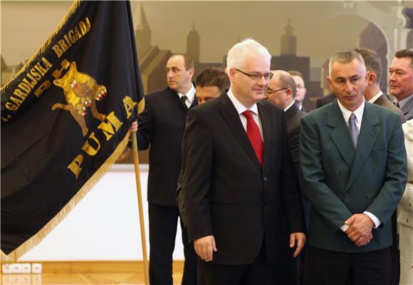 Predsjednik Josipović uručio Povelju Republike Hrvatske 7. gardijskog brigadi 'Pume'                                                                                                                                                            