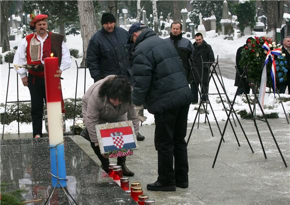 Izaslanstvo HDZ-a položilo vijence na grob Franje Tuđmana                                                                                                                                                                                       