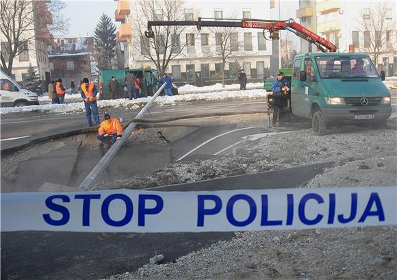 U tijeku popravak magistralne vodovodne cijevi                                                                                                                                                                                                  