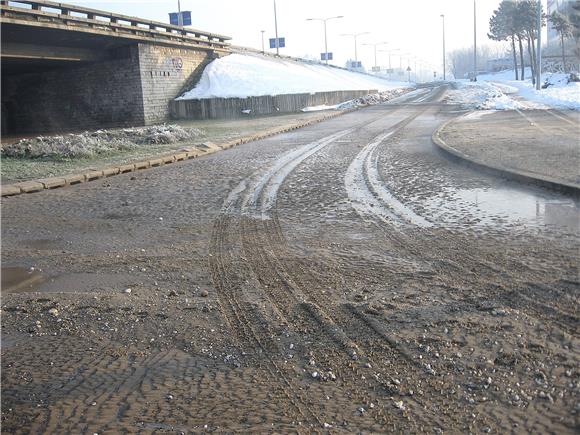 U tijeku popravak magistralne vodovodne cijevi                                                                                                                                                                                                  