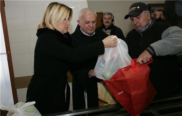 Ministrica Opačić u Domu za starije i pučkoj kuhinji Caritasa                                                                                                                                                                                   