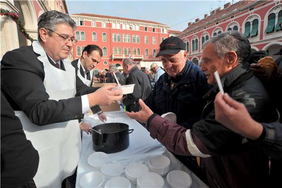 Na Prokurativama podijeljeno 5000 porcija bakalara                                                                                                                                                                                              