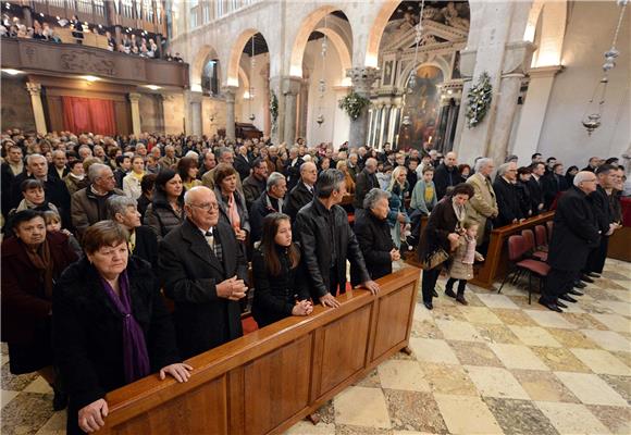 Božićnu misu u zadarskoj katedrali predvodio nadbiskup Puljić                                                                                                                                                                                   