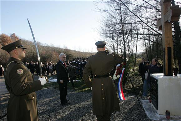 Predsjednik Josipović položio vijenac na spomen obilježje poginulim srpskim civilima                                                                                                                                                            