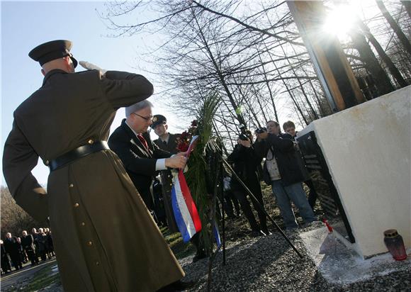 Predsjednik Josipović položio vijenac na spomen obilježje poginulim srpskim civilima                                                                                                                                                            