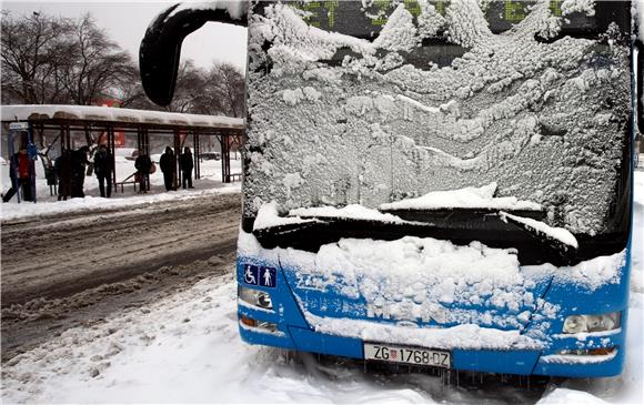 Autobusi kasne, zračni promet za sada bez teškoća                                                                                                                                                                                               