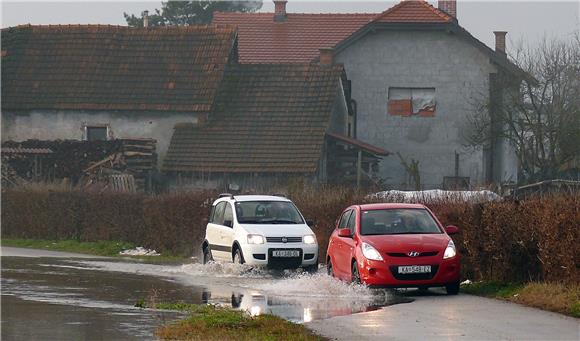 Rastu vodostaji Like, Novčice i Gacke, najteže u Kosinju                                                                                                                                                                                        