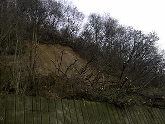 Veća količina zemlje odronila se na Aleju Bologne                                                                                                                                                                                               