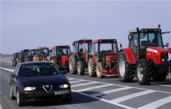 Prosvjednici kod Ferovca uklonili traktore s ceste                                                                                                                                                                                              