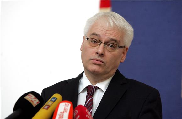 Josipović: neugodne asocijacije na militarizaciju politike                                                                                                                                                                                      