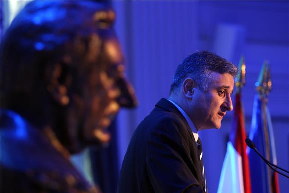 Karamarko: ne prihvaćam uličnu razinu razgovora premijera Milanovića                                                                                                                                                                            