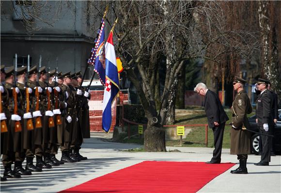 Josipović: Članstvo u NATO-u i sudjelovanje u mirovnim misijama zalog sigurne budućnosti                                                                                                                                                        