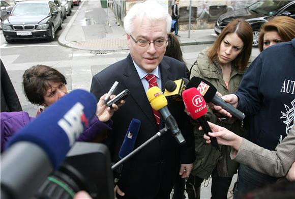 Josipović pozvao građane da izađu na izbore za EP                                                                                                                                                                                               