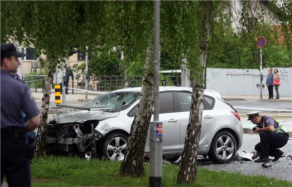 Poginuo udarivši u tramvajsku nadstrešnicu                                                                                                                                                                                                      