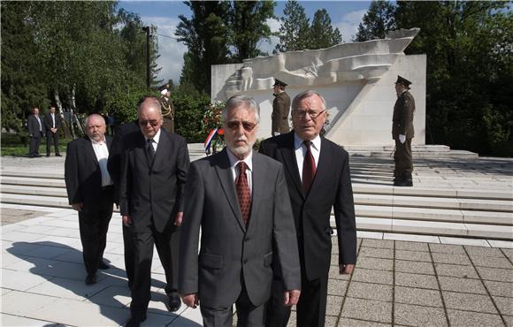 Na Mirogoju položeni vijenci u povodu Dana Europe i oslobođenja Zagreba                                                                                                                                                                         