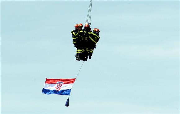 Na pokaznoj vježbi "Ljeto 2013." premijer Milanović                                                                                                                                                                                             