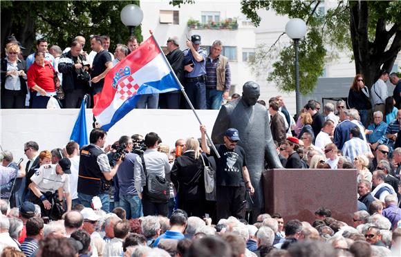 Dvije osobe prijavljene zbog izgreda na otkrivanju spomenika Franji Tuđmanu                                                                                                                                                                     