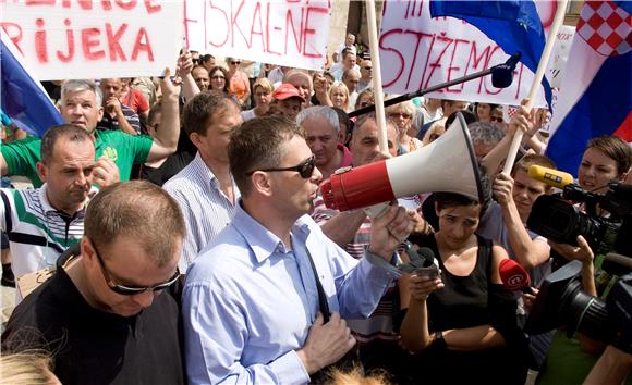 Završio prosvjed na Markovu trgu- nabaviti fiskalne uređaje i tužiti se pred europskim sudovima                                                                                                                                                 