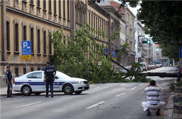 Zagreb: u nevremenu dvoje izlijeđenih, manja materijalna šteta                                                                                                                                                                                  