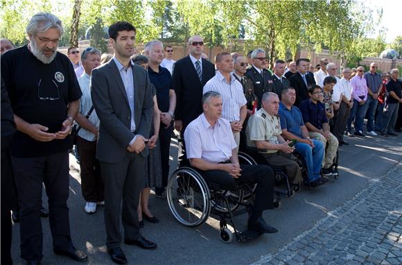 Izaslanstva Grada Zagreba i branitelja položili vijence na Zid boli                                                                                                                                                                             