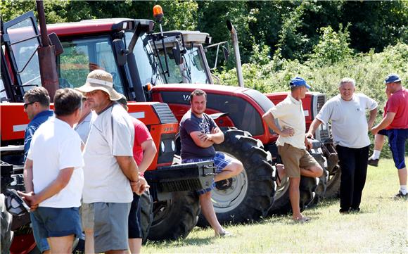 Nezadovoljni poljoprivrednici blokirali promet kod GP Županja                                                                                                                                                                                   